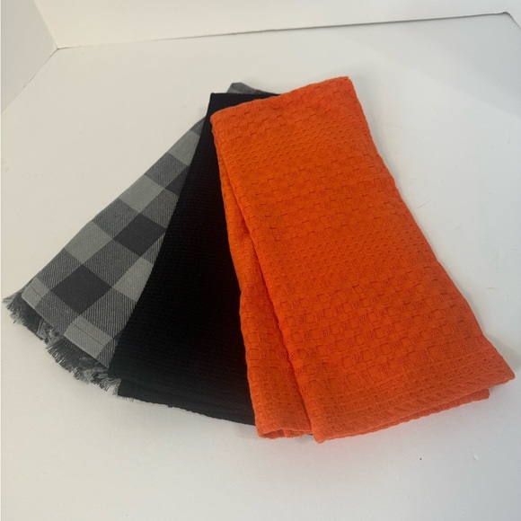 Set of Three Decorative Halloween Kitchen Towels NWT - Picture 2 of 4